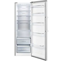 Réfrigérateur en acier inoxydable ouvert avec clayettes en verre, porte-bouteilles, ChillZone et bac à légumes.