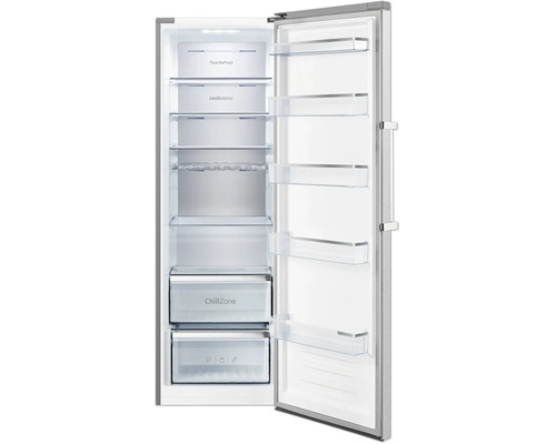 Réfrigérateur en acier inoxydable ouvert avec clayettes en verre, porte-bouteilles, ChillZone et bac à légumes.