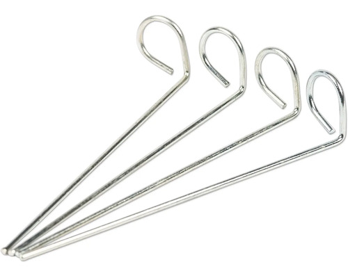 Vier Zeltheringe aus Metall mit Öse.
