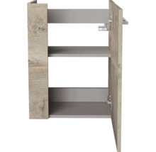 Armoire murale aspect chêne avec une porte ouverte, une étagère et intérieur gris.