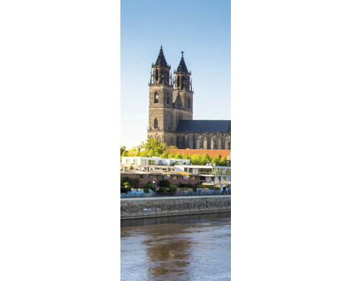 Vue de la cathédrale de Magdebourg derrière des bâtiments résidentiels modernes sur les rives de l'Elbe.