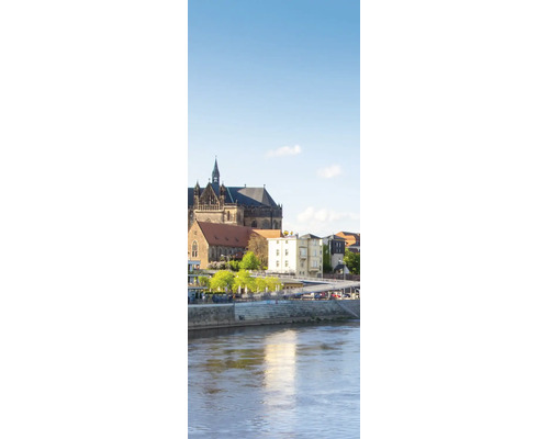 Papier peint photo avec vue sur la cathédrale de Magdebourg et l'Elbe à la lumière du jour avec des reflets dans l'eau.