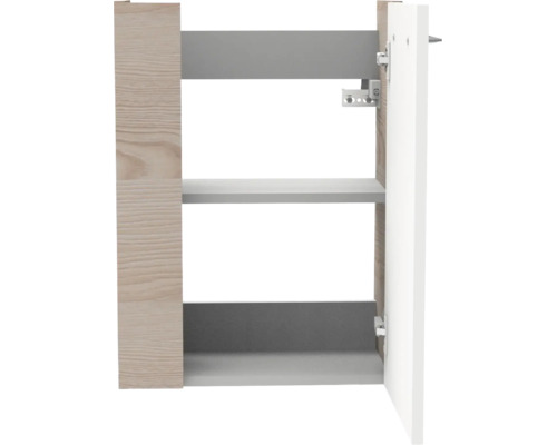 Offener Badezimmer-Hängeschrank mit Korpus in Eiche-Optik und weißer Tür, zwei Ablagefächer und silberfarbene Scharniere.
