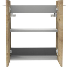 Aménagement intérieur pour meuble de cuisine avec parois latérales décor chêne, une étagère grise et matériel de montage.