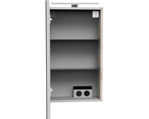 Vue intérieure d'une armoire de toilette grise avec deux tablettes en verre, une double prise et un éclairage supérieur.