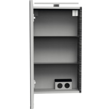 Armoire de toilette ouverte avec deux étagères en verre, une double prise à l'intérieur et un éclairage sur le dessus.