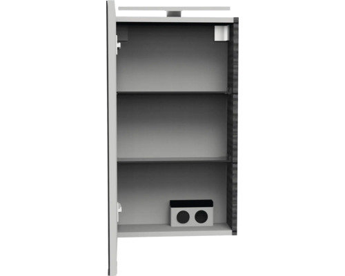 Armoire de toilette ouverte avec deux étagères en verre, une double prise à l'intérieur et un éclairage sur le dessus.