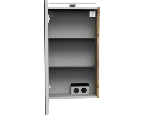 Armoire de toilette ouverte avec deux tablettes en verre, double prise intégrée et luminaire sur le dessus.
