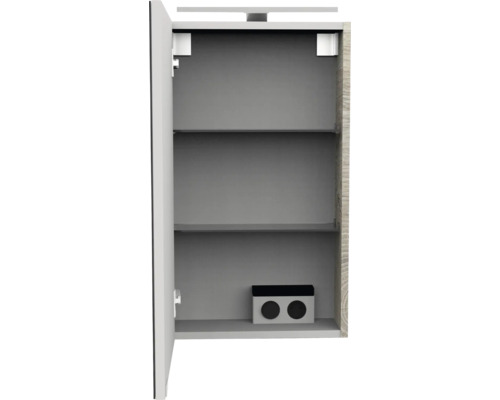 Offener Badezimmer-Spiegelschrank mit zwei Glaseinlegeböden, integrierter Beleuchtung, Doppelsteckdose im Innenraum und Seitenwand in Holzoptik.