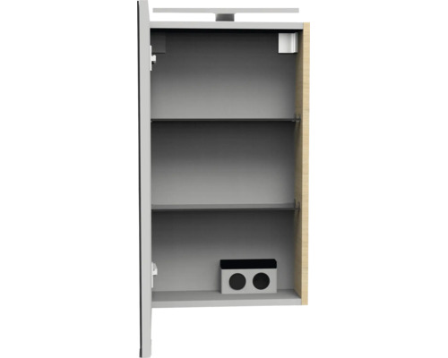 Armoire de toilette ouverte avec deux étagères, éclairage intégré et double prise de courant à l'intérieur.