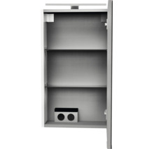 Armoire de toilette ouverte pour la salle de bains avec deux étagères en verre, éclairage intégré et double prise de courant à l'intérieur.