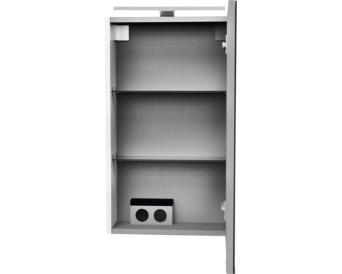 Armoire de toilette ouverte pour la salle de bains avec deux étagères en verre, éclairage intégré et double prise de courant à l'intérieur.