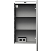 Spiegelschrank-Innenansicht mit zwei Glaseinlegeböden, einer Doppelsteckdose im unteren Bereich und einer Aufsatzleuchte.