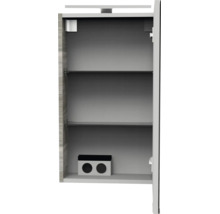 Offener Badezimmer-Spiegelschrank mit zwei Glaseinlegeböden, Doppelsteckdose und Beleuchtung.