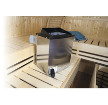 Poêle de sauna électrique moderne en acier inoxydable dans un intérieur de sauna en bois clair avec des bancs à lattes.