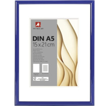 Cadre photo bleu en plastique au format DIN A5, 15 sur 21 centimètres, avec passe-partout blanc. Certificat de gestion forestière responsable.