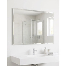 Miroir mural rectangulaire avec bords biseautés au-dessus d'un lavabo blanc moderne dans une salle de bains lumineuse.