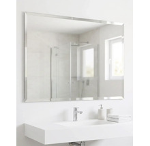 Salle de bain lumineuse avec miroir rectangulaire à bord biseauté au-dessus d'un lavabo avec robinet chromé.