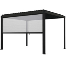 Pergola noire en aluminium avec toit à lames et store latéral escamotable pour la protection visuelle et solaire.