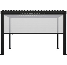 Store latéral semi-transparent pour pergola, monté sur un cadre noir, servant de protection solaire et de brise-vue.