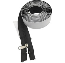 Fermeture à glissière au mètre sur rouleau avec un curseur métallique pour la couture et le bricolage.
