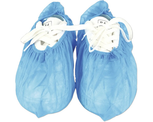 Surchaussures jetables bleues en plastique sur des baskets blanches.