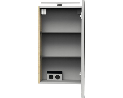Geöffneter Badezimmer-Spiegelschrank mit zwei Glaseinlegeböden, einer Doppelsteckdose im Inneren und Korpus in Holzoptik.