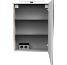 Armoire de toilette ouverte avec éclairage LED, deux étagères en verre et une double prise de courant à l'intérieur.
