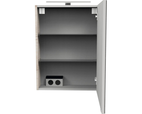 Armoire de toilette ouverte avec éclairage LED, deux étagères en verre et une double prise de courant à l'intérieur.