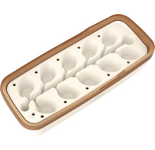 Moule à glaçons en silicone avec des compartiments en forme de goutte et un bord marron.