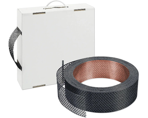 Closoir de faîtage noir pour la ventilation de toiture avec noyau en cuivre et boîte distributrice blanche.