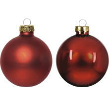 Deux boules de Noël rouges en verre, une mate et une brillante, avec des calottes et des œillets dorés.