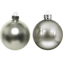Deux boules de Noël en verre, une mate et une brillante, avec une attache argentée.