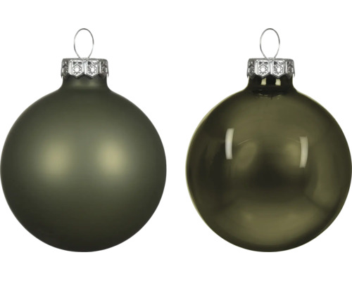 Deux boules de Noël vert olive, une mate et une brillante, avec attaches argentées.