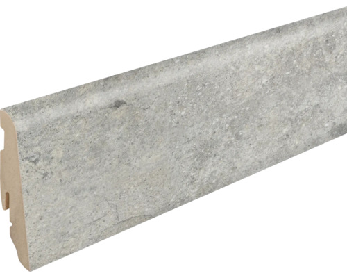 Plinthe aspect pierre, surface structurée, gris clair.