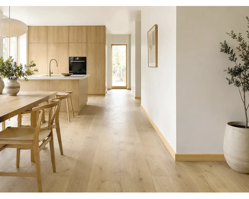 Cuisine et salle à manger modernes avec parquet en bois clair, armoires en bois assorties et îlot central. Lumineux, spacieux et minimaliste.