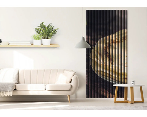 Salon moderne lumineux avec un grand panneau acoustique composé de lattes de bois verticales avec motif imprimé à côté d'un canapé clair.