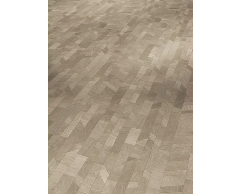 Parquet en bois clair avec un motif mosaïque géométrique.