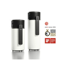 Deux chauffe-eau thermodynamiques blancs Stiebel Eltron avec les prix Red Dot Winner 2025, German Design Award Gold 2025 et iF Design Award 2025.