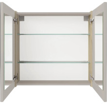 Armoire de toilette ouverte avec deux étagères en verre et deux portes miroir.