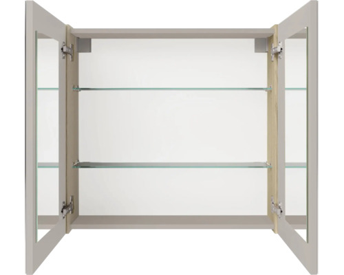 Armoire de toilette ouverte avec deux étagères en verre et deux portes miroir.