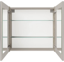 Armoire de toilette avec deux portes ouvertes et deux tablettes en verre à l'intérieur.