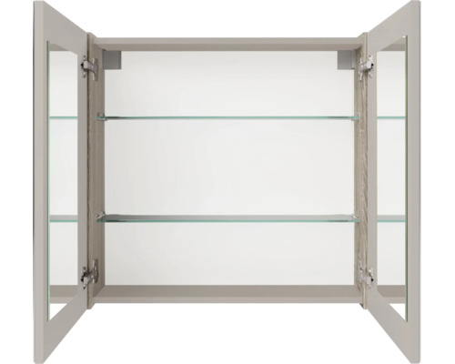 Armoire de toilette avec deux portes ouvertes et deux tablettes en verre à l'intérieur.