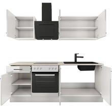 Küchenzeile mit weißen Schränken, Arbeitsplatte in Holzoptik, Backofen, Kochfeld, schwarzer Dunstabzugshaube, Spüle und Armatur.