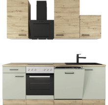 Küchenzeile in Eiche-Optik und Salbeigrün mit Backofen, Kochfeld, Geschirrspüler, Spülbecken und schwarzer Dunstabzugshaube.