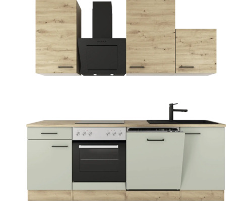Küchenzeile in Eiche-Optik und Salbeigrün mit Backofen, Kochfeld, Geschirrspüler, Spülbecken und schwarzer Dunstabzugshaube.