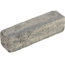 Rechteckiger Granitstein mit rauer Oberfläche für den Gartenbau und als Randstein.