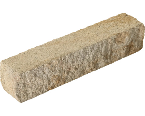 Rechteckiger Mauerstein aus Naturstein mit grober, strukturierter Oberfläche.