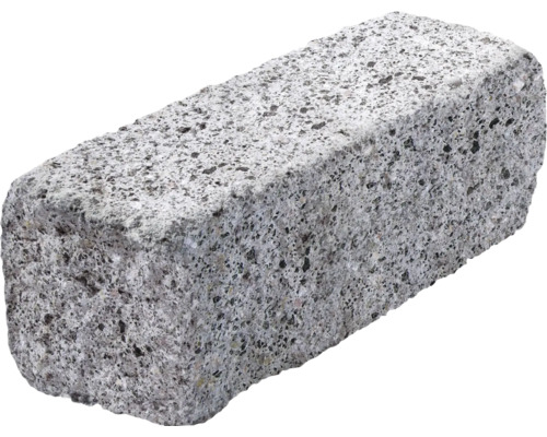 Pierre de granit rectangulaire avec surface clivée pour l'aménagement extérieur et les bordures.