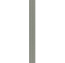 Panneau de façade gris avec rainures verticales et surface structurée.